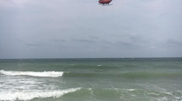 inca un tanar disparut in marea neagra valurile uriase le pun probleme salvamarilor