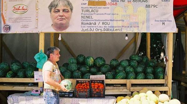 la ce gest a recurs un vanzator de pepeni pentru a le garanta calitatea