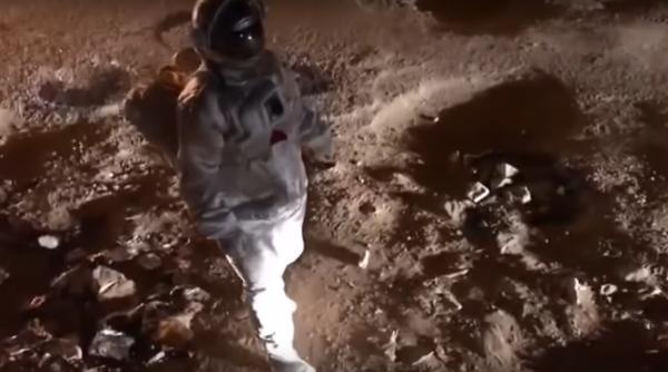 viral un astronaut exploreaza gropile din asfalt