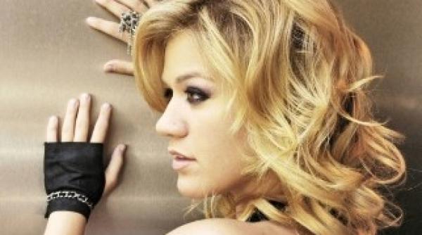 cantareata kelly clarkson isi lanseaza propriul talk show pe 9 septembrie dwayne johnson invitat in prima editie video