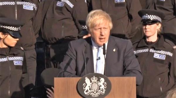 noi critici pentru boris johnson a ignorat o politista care a lesinat langa el