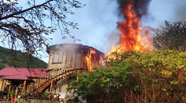cabana cuprinsa de flacari la oravita pompierii au intervenit imediat