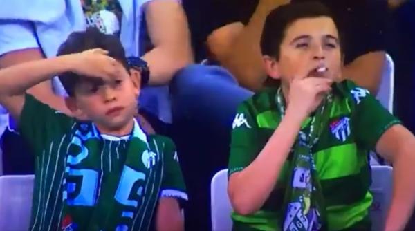imagini virale pe tiwtter un copil fuma pe stadion la un meci din turcia