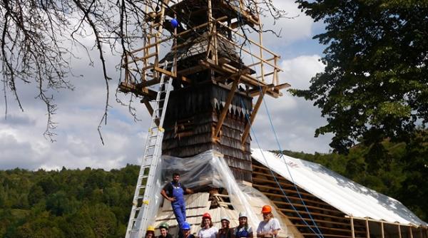 arad o asociatie finantata de printul charles salveaza o biserica veche de secole afectata de degradari