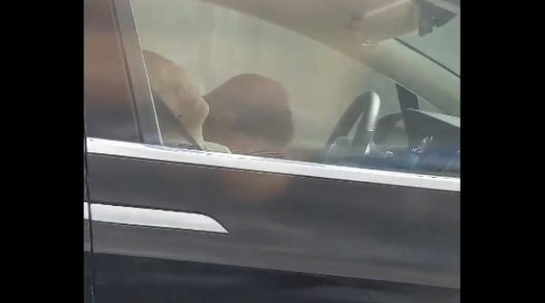 somn usor un sofer a dormit la volan cat timp masina sa mergea singura video