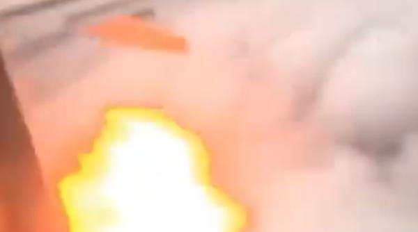 video momente de panica la bordul unui avion  flacari la un motor