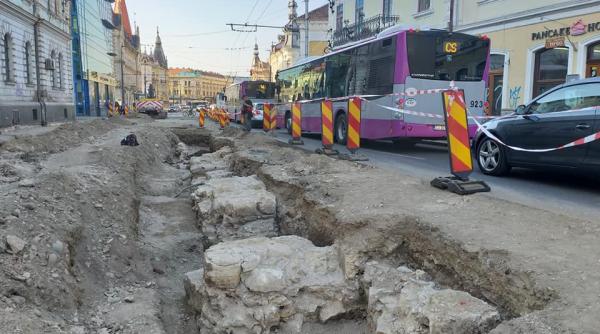 descoperire arheologica importanta in centrul clujului turn medieval si ceramica de 500 de ani foto exclusiv