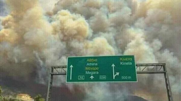 incendiu puternic in grecia pompierii se lupta sa stinga flacarile