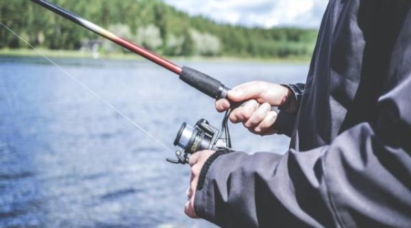 pescar salvat de pompieri dupa ce a ajuns in namol pana la piept