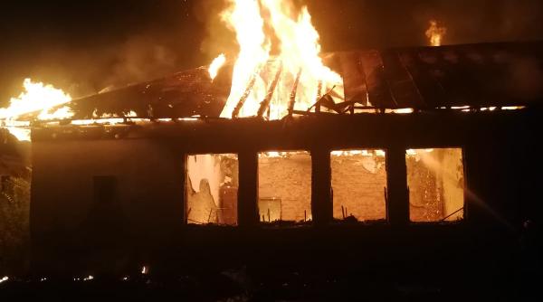 incendiu intr o localitate din neamt o mama si copiii ei decedati