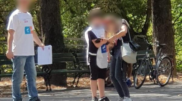 un copil cu insemne usr plus strange semnaturi pe strada  imaginea asa nu a zilei in precampania electorala