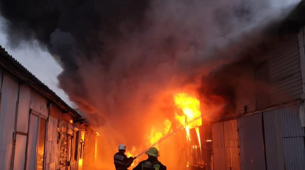 incendiu la un depozit de langa cluj pompierii intervin cu efective marite