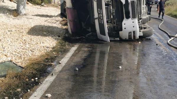 trafic blocat pe dn3 camion incarcat cu piatra rasturnat