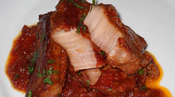 friptura de porc in sos de rosii si usturoi reteta cum se pregateste