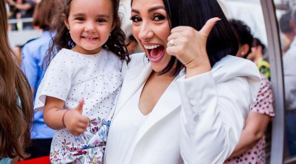 eva maruta pe urmele mamei ei vezi ce frumos canta cea mica noua piesa a andrei