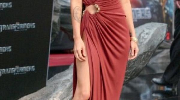 noah fiul lui megan fox batjocorit la scoala pentru ca a purtat rochie