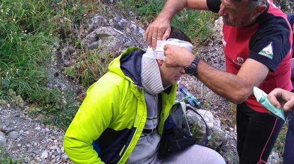 interventie de urgenta a salvamont busteni tanar lovit la cap de un bolovan in bucegi