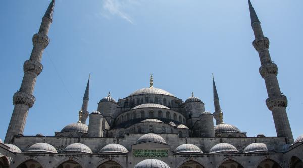 un barbat a intrat intentionat cu masina intr o moschee din franta