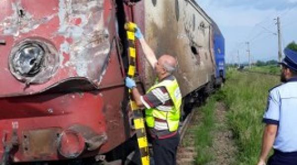 accident rutier grav la trecerea la nivel cu calea ferata  traficul este inchis