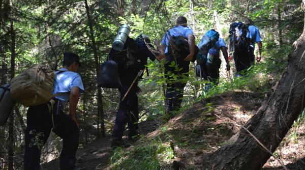 familie salvata de jandarmii montani dintr o prapastie dupa ce s a rasturnat cu masina
