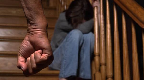 tanar retinut dupa ce a batut un elev si a amenintat alti doi cu un briceag in interiorul unui liceu