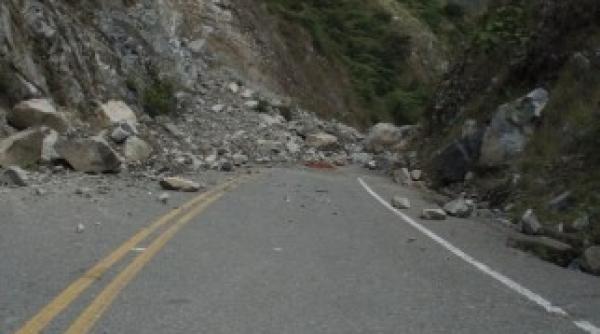 alunecare de teren in buzau trafic restrictionat pe dn10