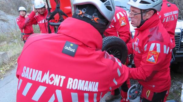 salvamontisti din busteni interventie dificila in muntii bucegi dupa ce 4 turisti au ramas blocati intr o zona dificila