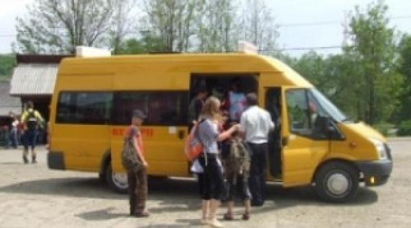 eleva de clasa a vii a din ilfov interzisa in microbuzul scolar