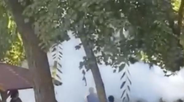 elevii alungati de la fumat cu extinctorul de catre directorul scolii video