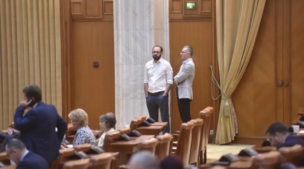 motiunea de cenzura urmeaza sa fie citita a inceput sedinta comuna