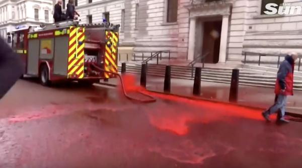 se intampla si n anglia fatada ministerului de finante stropita cu vopsea rosie video