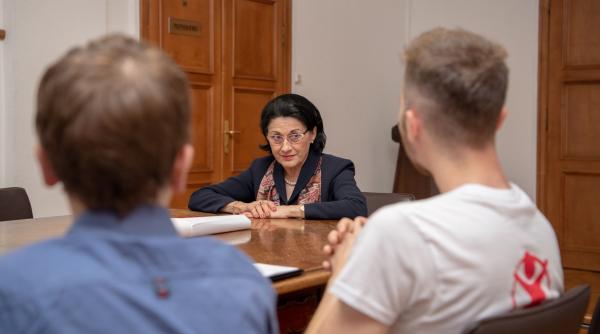 ecaterina andronescu interzisa in pro romania votati motiunea si apoi dati va demisia din parlament