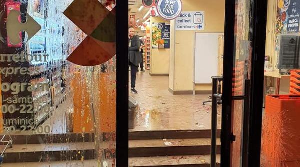 un hot din galati a spart geamurile supermarketului cu borcanele furate barbatul fusese incoltit de paznici
