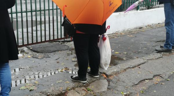 pdl si basescu inca fac oamenii sa traiasca bine  sau macar sa nu i ploua   fotografia zilei