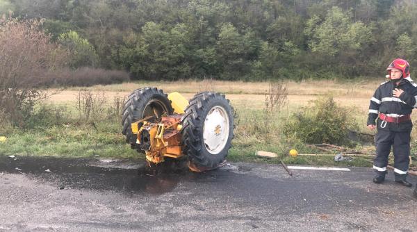 accident cu sase victime in caras severin un tractor s a dezintegrat in urma impactului cu o masina