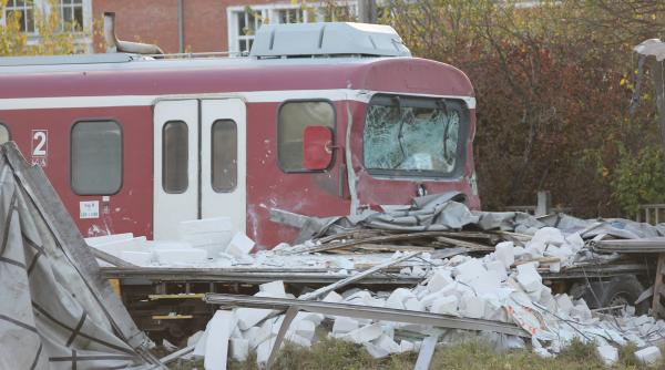 tir lovit de un tren personal la doicesti