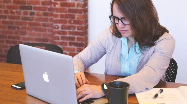 60prc dintre femeile europene victime ale sexismului la locul de munca