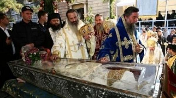 pelerinaj sfanta parascheva oamenii stau cate 20 de ore la coada pentru a se inchina la moaste