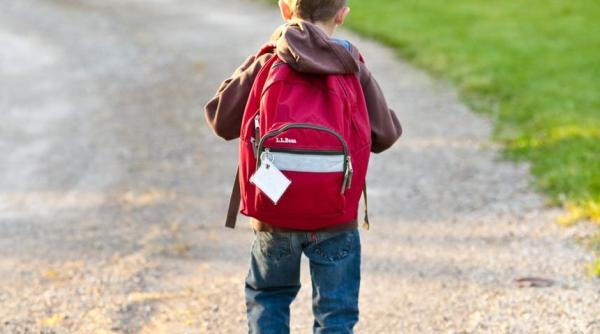 elev bolnav pus de invatatoare in genunchi in fata clasei lectie de rasism si abuz emotional