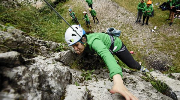 ziua bastonului alb sarbatorit prin escalada alaturi de copiii si tinerii cu deficiente de vedere