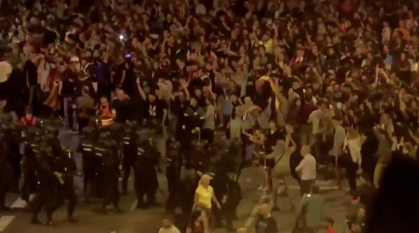 proteste violente in barcelona dupa condamnarea liderilor catalani zeci de persoane au fost ranite