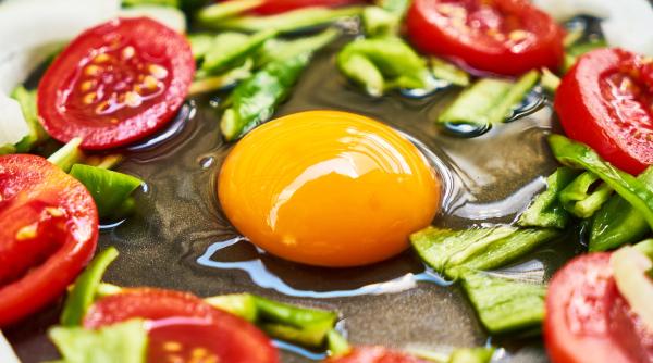 omleta cu de toate reteta perfecta pentru un mic dejun copios gustos si satios