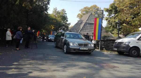 aeronava cu osemintele reginei mama elena a ajuns in romania