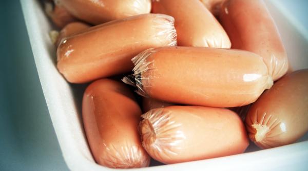 carnea veche era amestecata cu carnea proaspata dezvaluirile socante ale unui roman despre o fabrica din germania