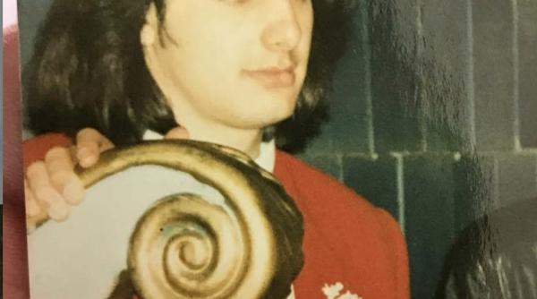 ghiciti cine este in aceasta poza exact 24 ani in urma