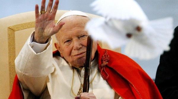 relicva sfantului papa ioan paul al ii lea purtata pe strazi