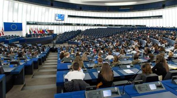 elevi de la colegiul spiru haret la concursul euroscola 2019 2020 sustinuti de jurnalisti profesori actori si medici