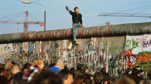 bucata din zidul berlinului expusa la academia romana