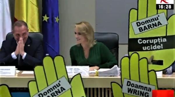 protest la sedinta pmb pe modelul rezist pancarte pentru barna cu mesajul coruptia ucide