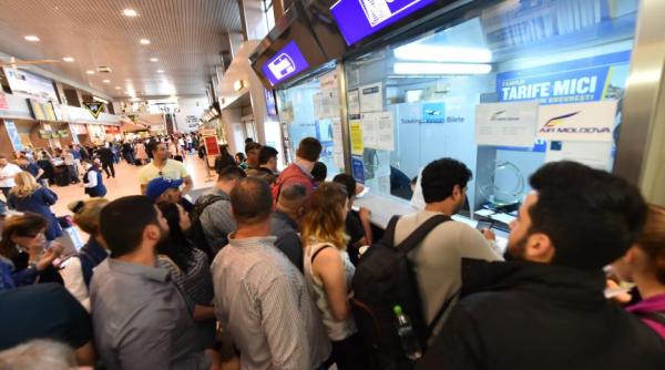 moment inedit pe aeroportul otopeni pasagerii hora in asteptarea avioanelor